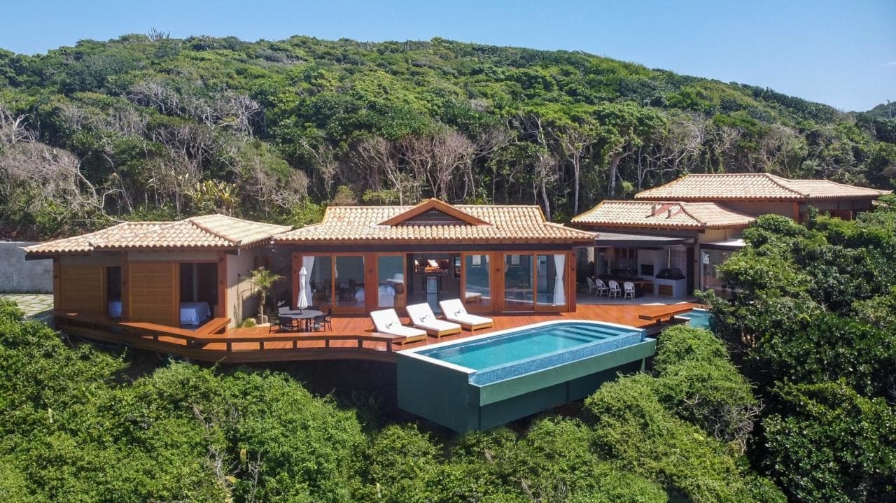Casa de alto padrão com piscina e vista para o mar na Praia Brava